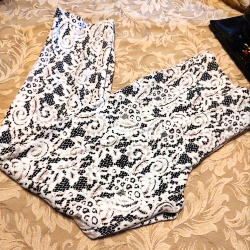 🎀 Superb Chico's Victorian Inspired Black & Ivory Lace Print Pants - S (.5) - Picture 2 of 16